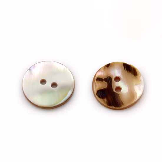 Оптовая продажа, натуральный и белый цвет, 16 л, 10 мм, 4 отверстия, кнопка в виде раковины морского ушка